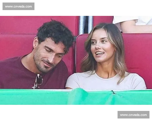 胡梅尔斯携超模女友观战斯图加特站决赛 退役后跨界体育魅力不减